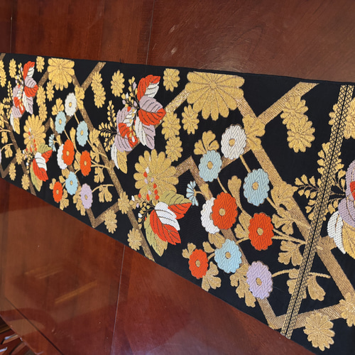 2971黒地に春色の饗宴❗️正絹テーブルランナー 帯リメイク