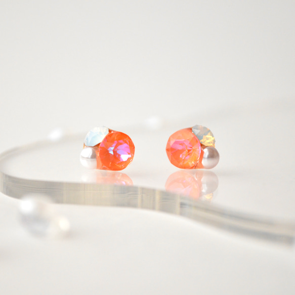 セカンドピアスにも◎オレンジの小粒ピアス/イヤリング  推し活 クリスタル プチギフト  軽い 小さい チタン  橙 1枚目の画像