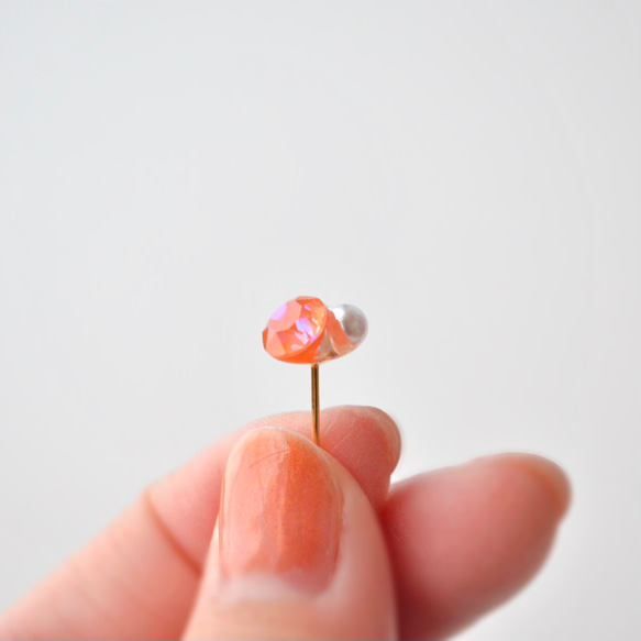 セカンドピアスにも◎オレンジの小粒ピアス/イヤリング  推し活 クリスタル プチギフト  軽い 小さい チタン  橙 3枚目の画像