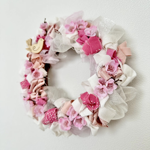 ピンクとホワイトの春を告げる梅の花布リース リース ころりん 通販
