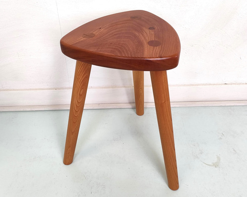 北海道手作り家具　ケヤキ（欅）材　スツールD　座面一枚板 北海道手作り家具 ケヤキ（欅）材 スツールD 座面一枚板