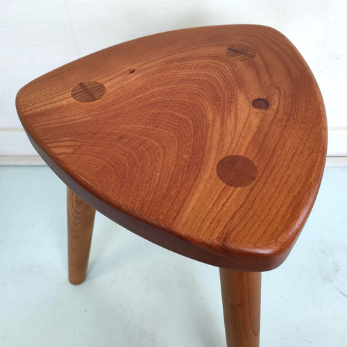 北海道手作り家具　ケヤキ（欅）材　スツールD　座面一枚板 北海道手作り家具 ケヤキ（欅）材 スツールD 座面一枚板 北海道