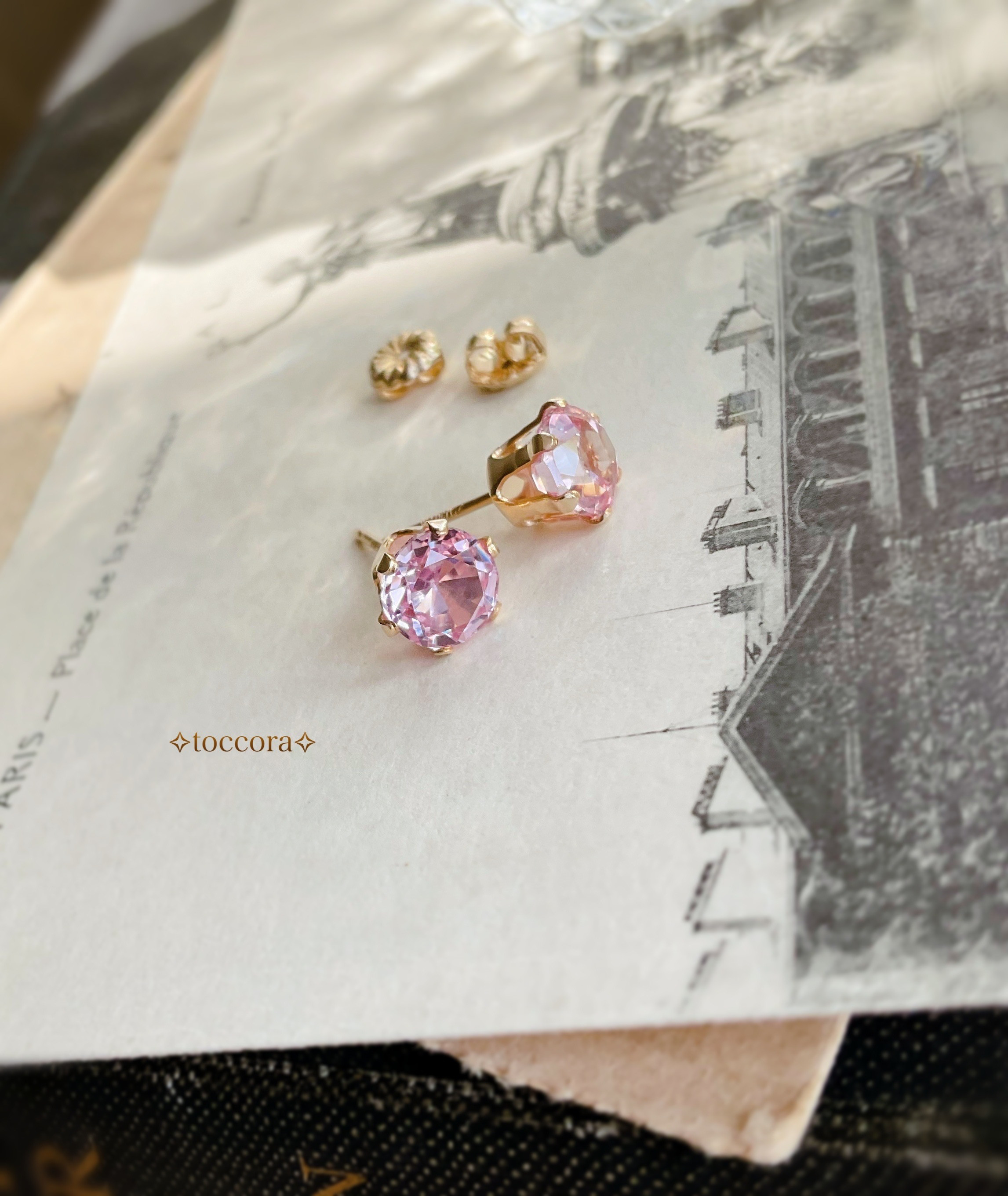 【送料無料】人工宝石と14kgfꕤ*.ﾟ6mm最高品質合成ピンクサファイアスタッドピアス 6本爪クラウン枠