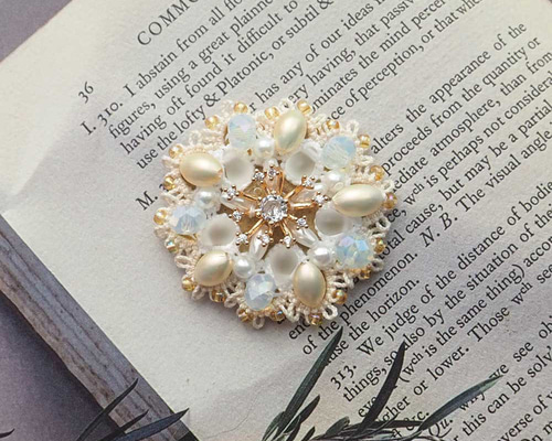 光を纏うヴィンテージパールのブローチ｜時を超えた気品と輝き