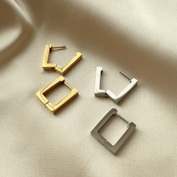 秋冬映え◆スクエアフープピアス/サージカルステンレス　ワンタッチピアス　スナップピアス　金属アレルギー対応　つけっぱ 2枚目の画像