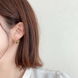 秋冬映え◆スクエアフープピアス/サージカルステンレス　ワンタッチピアス　スナップピアス　金属アレルギー対応　つけっぱ 4枚目の画像