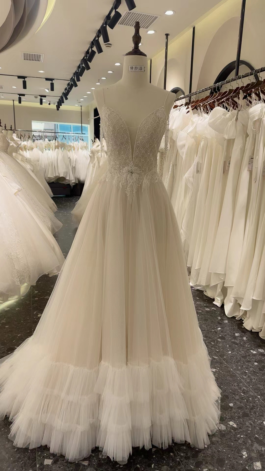 シンプルなウエディングドレス キャミソール　キラキラビジュー　ミニトレーン　結婚式　前撮り