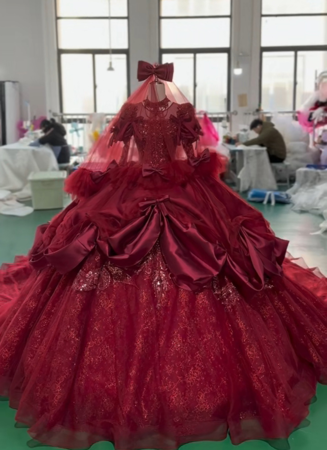 素材感が際立つ　ワインレッド・白　ラッフルスカート　ギャザー　上品　編み上げ　可愛いリボン　ウェディングドレス　結婚式