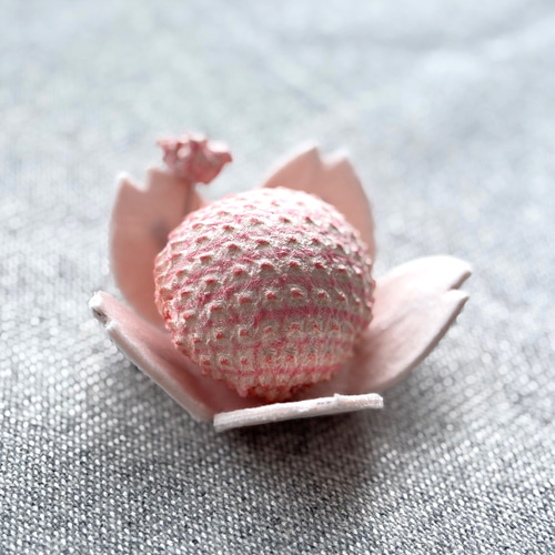 桜の花のピンクッション（正絹かの子絞りお箱入り針山） その他