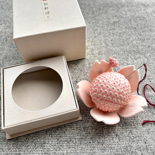 桜の花のピンクッション（正絹かの子絞りお箱入り針山） その他