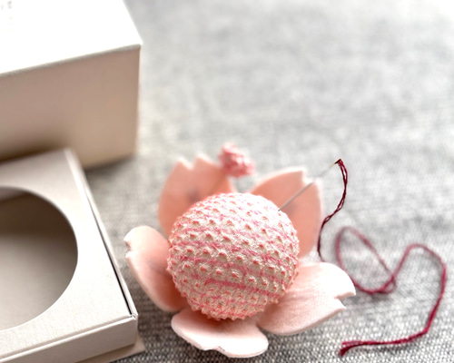 桜の花のピンクッション（正絹かの子絞りお箱入り針山） その他