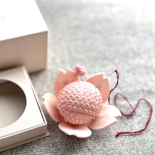 桜の花のピンクッション（正絹かの子絞りお箱入り針山） その他