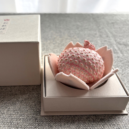 桜の花のピンクッション（正絹かの子絞りお箱入り針山） その他