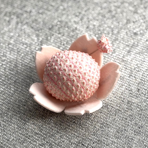 桜の花のピンクッション（正絹かの子絞りお箱入り針山） その他