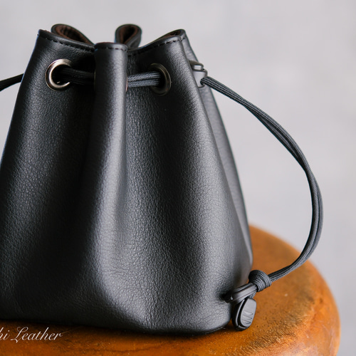 WATERPROOF LEATHER》巾着カメラポーチ Mサイズ ブラック カメラケース