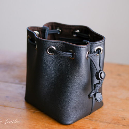 WATERPROOF LEATHER》巾着カメラポーチ Mサイズ ブラック カメラケース