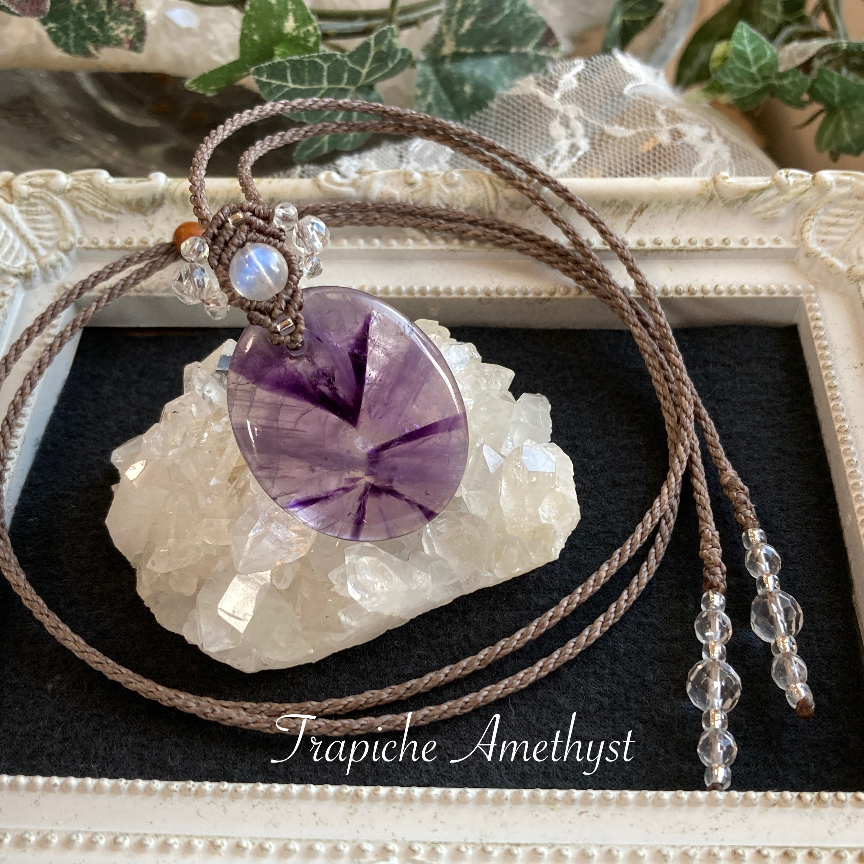 アメジスト（トラピッチェ模様）　マクラメ編みネックレス・マクラメネックレス