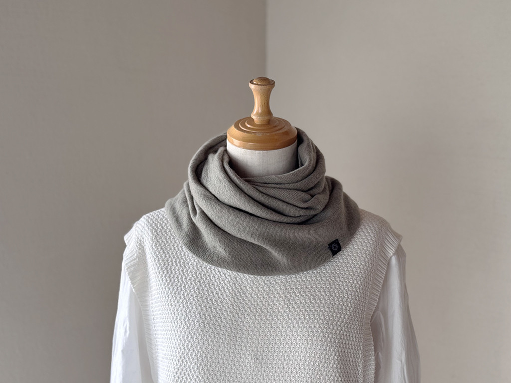 ベビーカシミヤのねじりスヌード / ペールカーキ