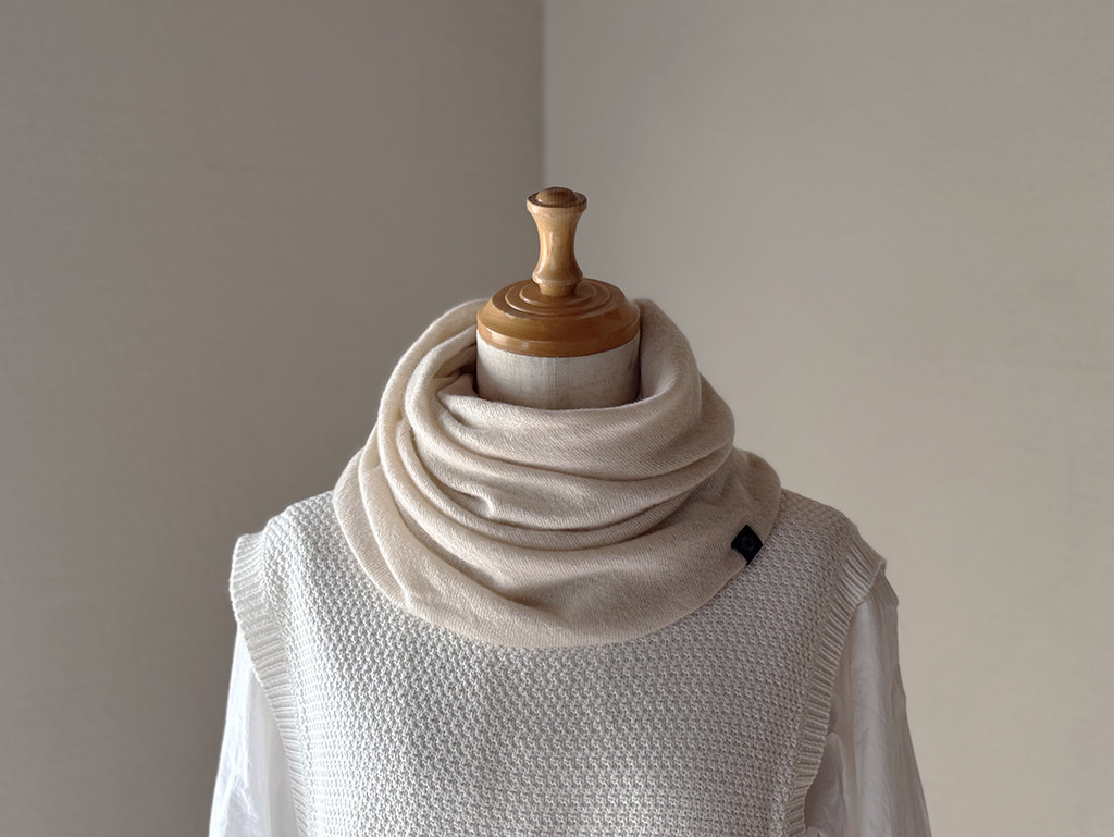 ベビーカシミヤのねじりスヌード / アイボリー