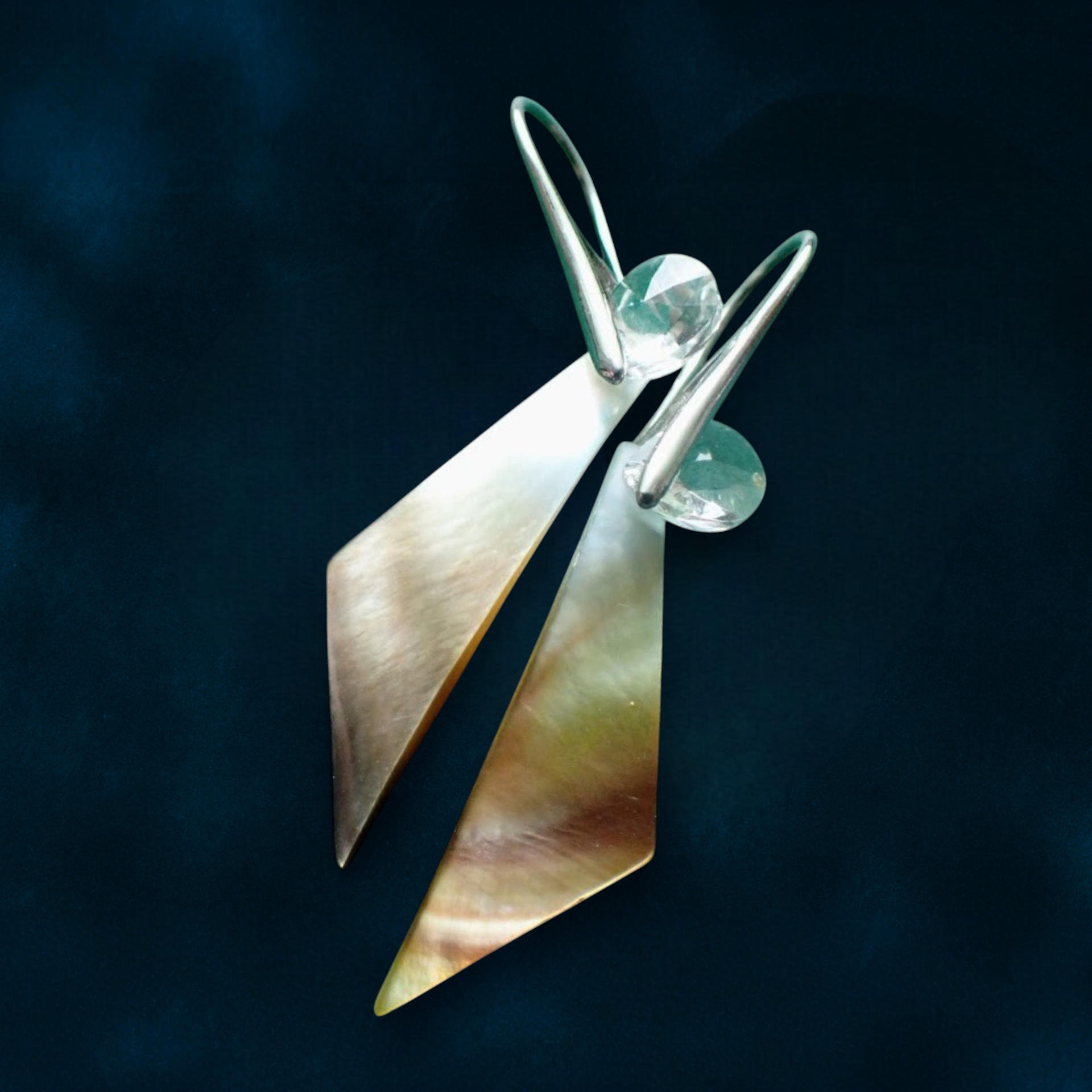 【一点物】沖縄の海に凛と光る｜黒蝶貝トライアングルピアス＊静けさをまとう一点物