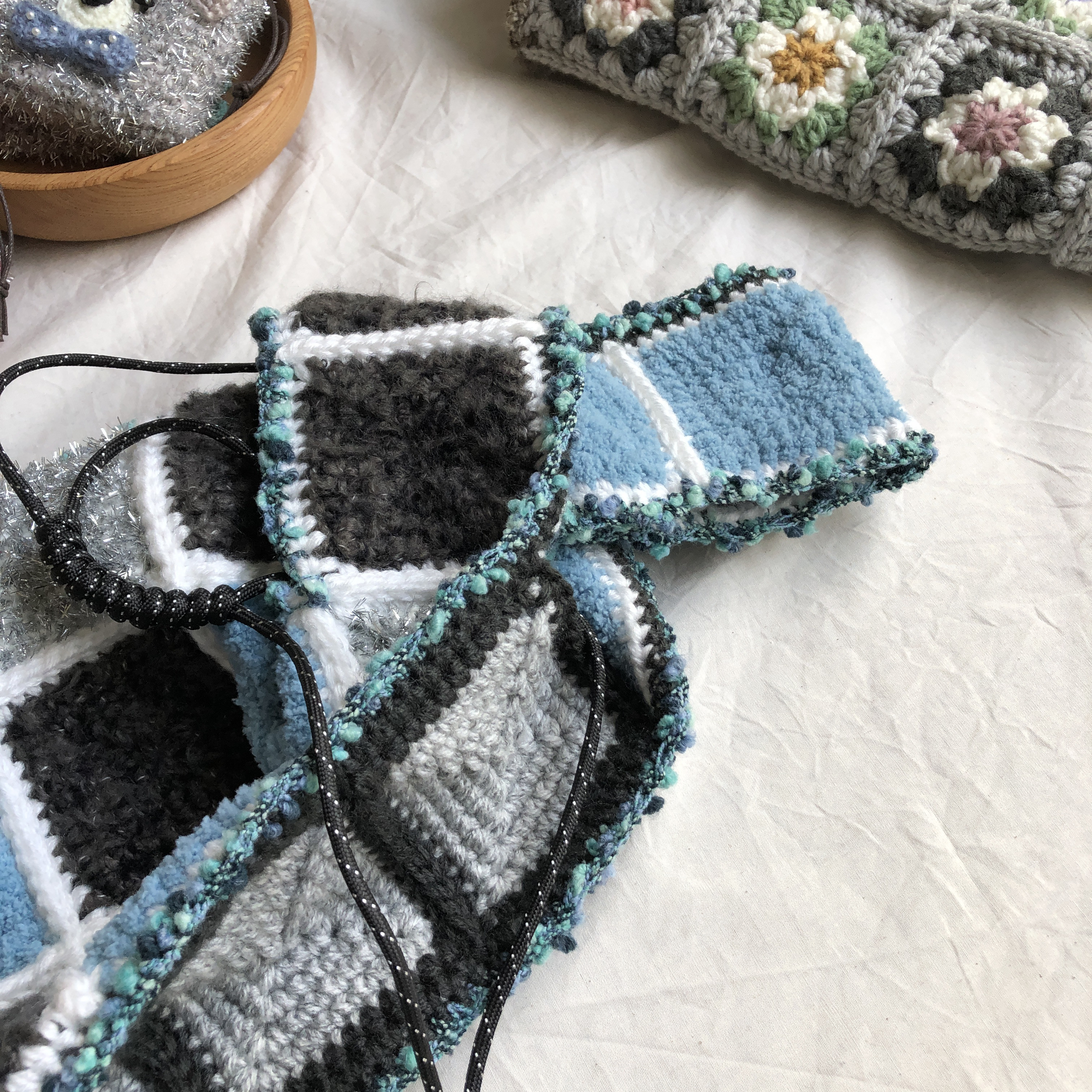 ★１点限定★モコモコ可愛いかぎ針編みモチーフのレジ袋型トートバッグ・ブルー＆ブラック・持ち方２ｗａｙ