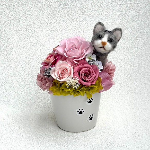 猫ちゃんのオブジェ、プリザつきアレンジメント ちょこんと顔出す 猫（グレー）＆ プリザーブドフラワーアレンジメント