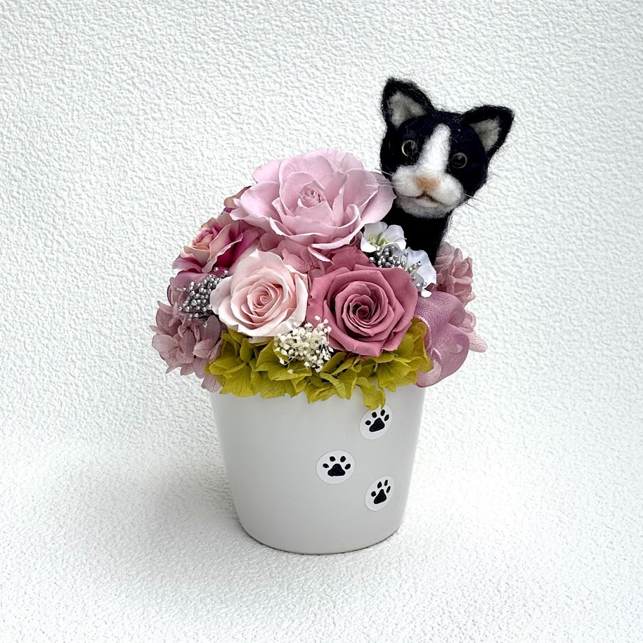 ちょこんと顔出す　猫（白黒）＆　プリザーブドフラワー（くすみピンク色系）　/羊毛フェルト　ねこ　花　プレゼント　猫好き