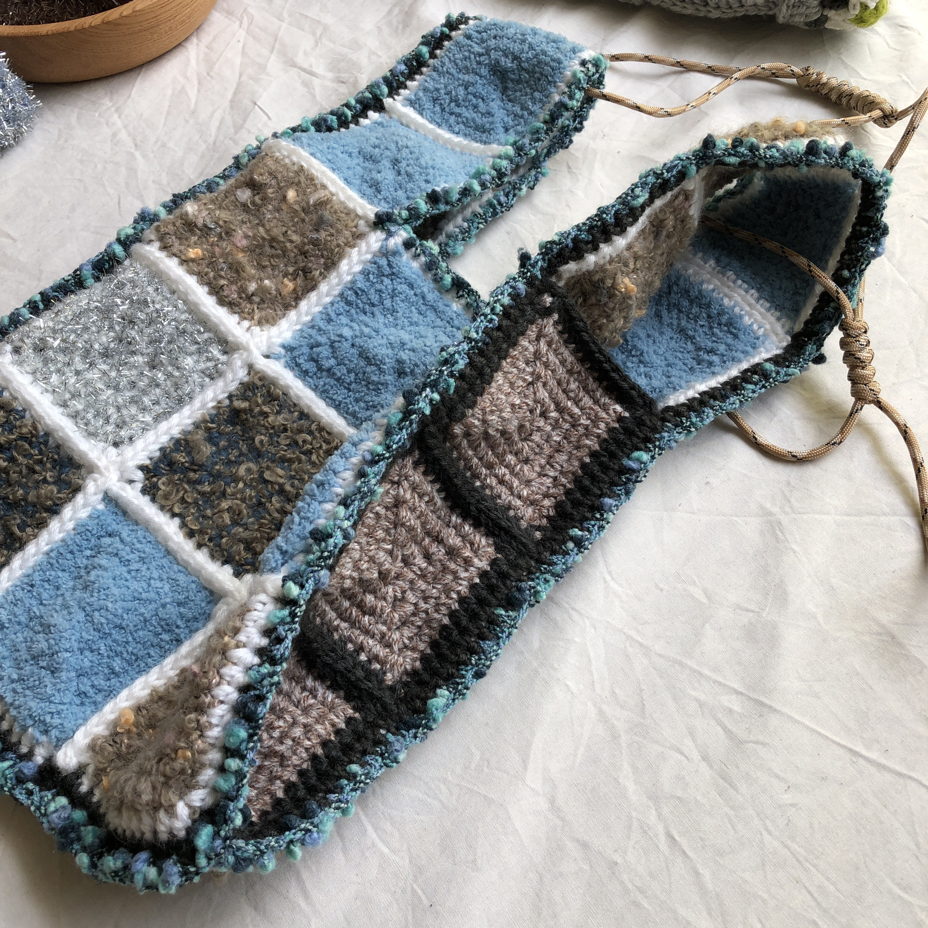 ★１点限定★モコモコ可愛いかぎ針編みモチーフのレジ袋型トートバッグ・ブルー＆ベージュ・持ち方２ｗａｙ