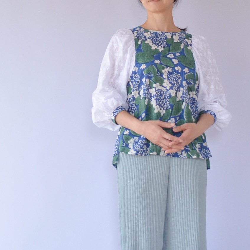 紫陽花のブラウス 華奢見えが叶うバイカラーブラウス　ブロックプリント ボタニカル