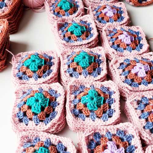 手編み❁グラニースクエアのブランケット 約86×86cm ブラウン×ピンク