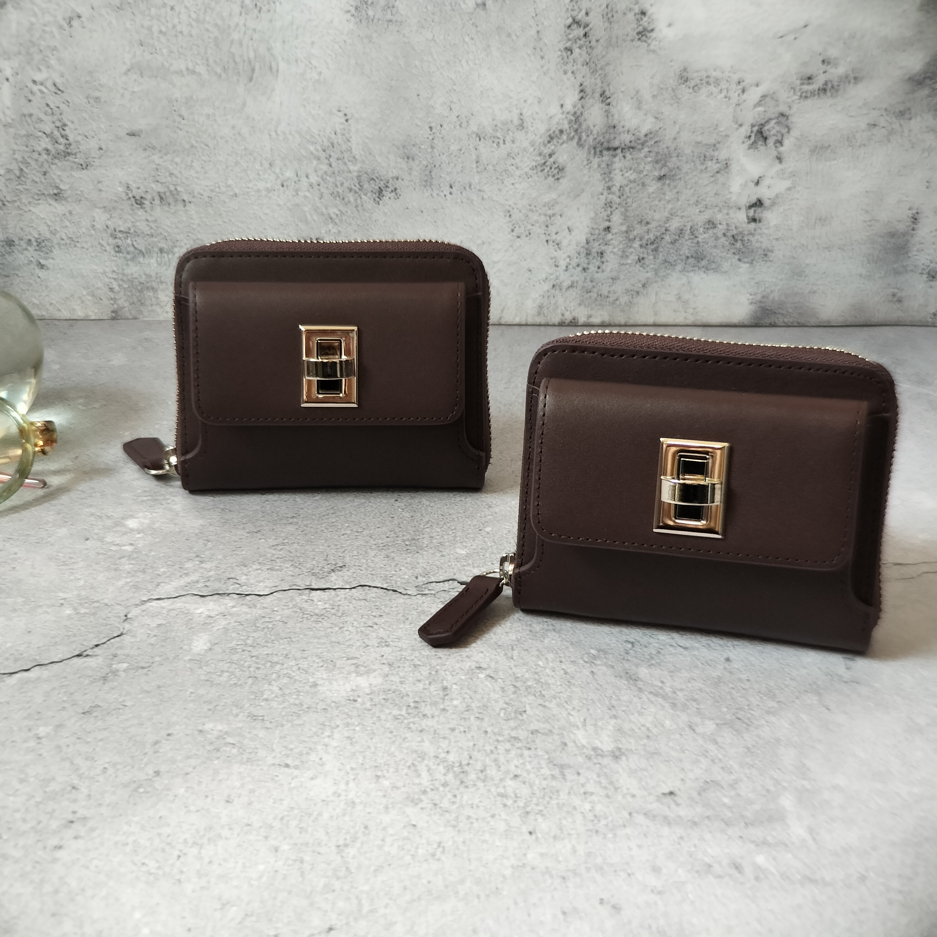 いつもの財布の半分サイズ　ダークチョコのような革　ブローチに魅せられて　最強開日に一粒万倍日