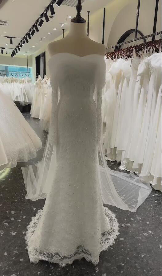 シンプルなウエディングドレス　マーメイド　トレーン　キラキラビジュー　オフショルダー　結婚式　前撮り　披露宴