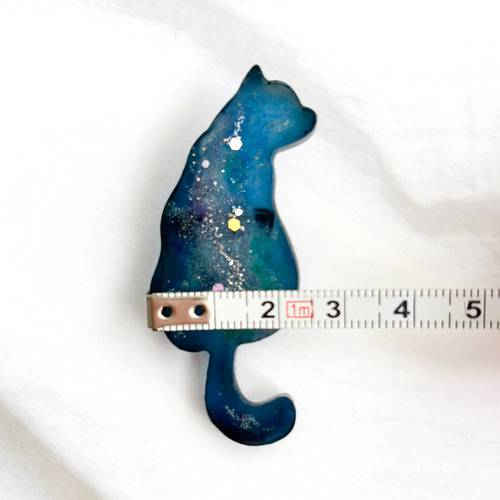 夜空の猫ブローチ 宇宙やネコが好きな方へ/ネイビー/レジン/バッジ
