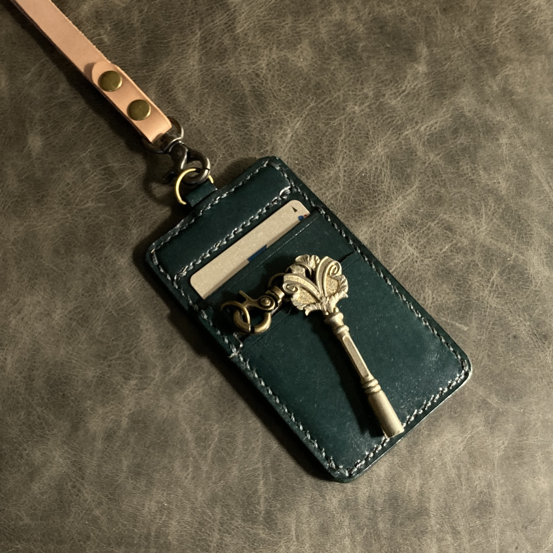 【2面+鍵ﾎﾟｹｯﾄDｶﾝ・深緑染め】IDカードケース CC2k-030gr 定期入れ 身分証明書入れ パスケース