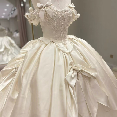 送料無料！ウェディングドレス 披露宴/結婚式 華やかなトレーン リボン