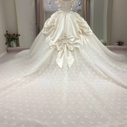 送料無料！ウェディングドレス 披露宴/結婚式 華やかなトレーン リボン