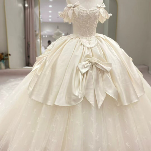 送料無料！ウェディングドレス 披露宴/結婚式 華やかなトレーン リボン