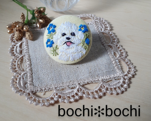 ビションフリーゼ 刺繍のくるみボタンのブローチ ブローチ bochi