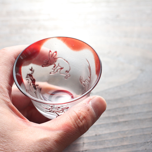再販】ガラス製 ぐい呑み「鳥獣戯画」赤 おちょこ・ぐい呑み・徳利 水