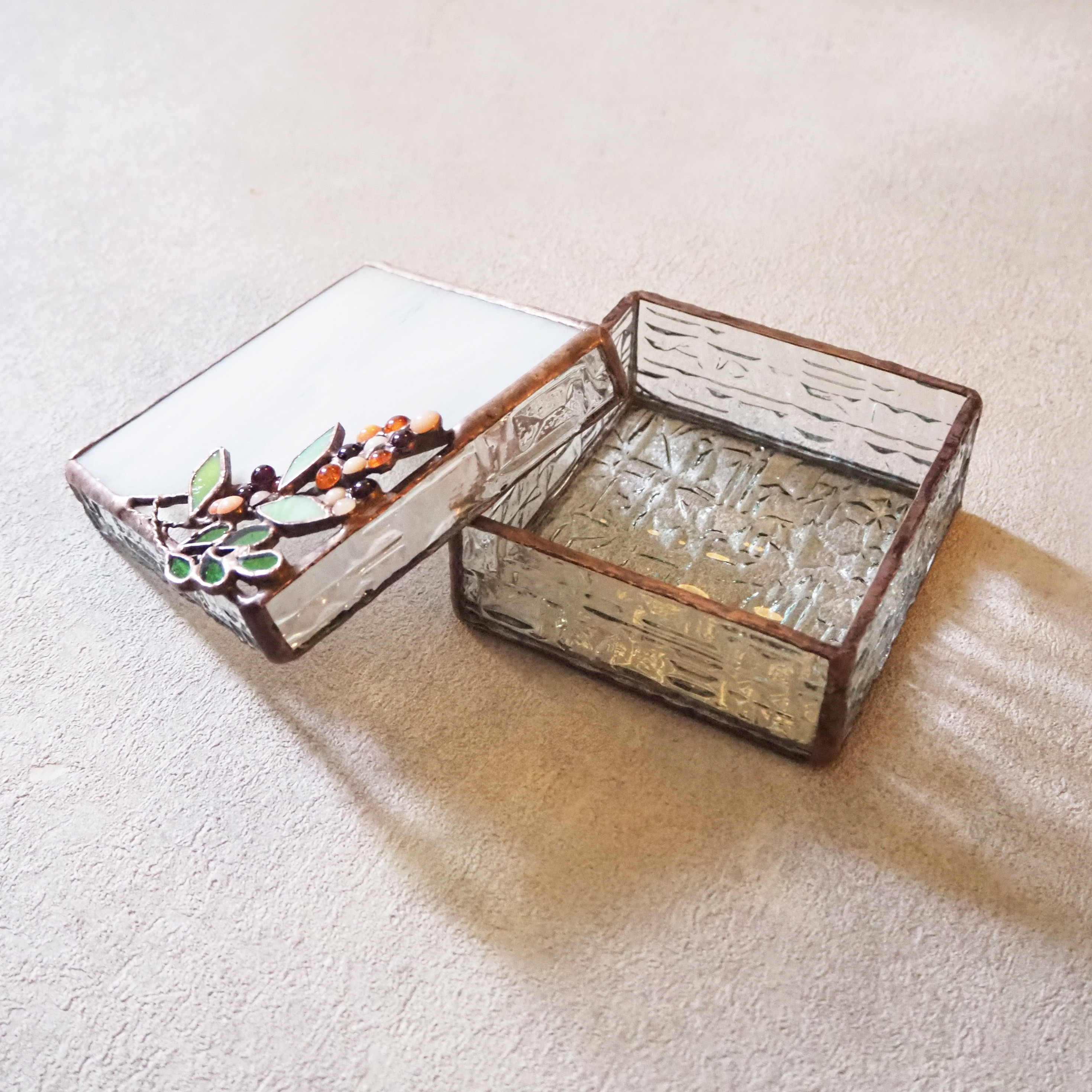 さくら色の光をーステンドグラスのアンティークな小物入れ