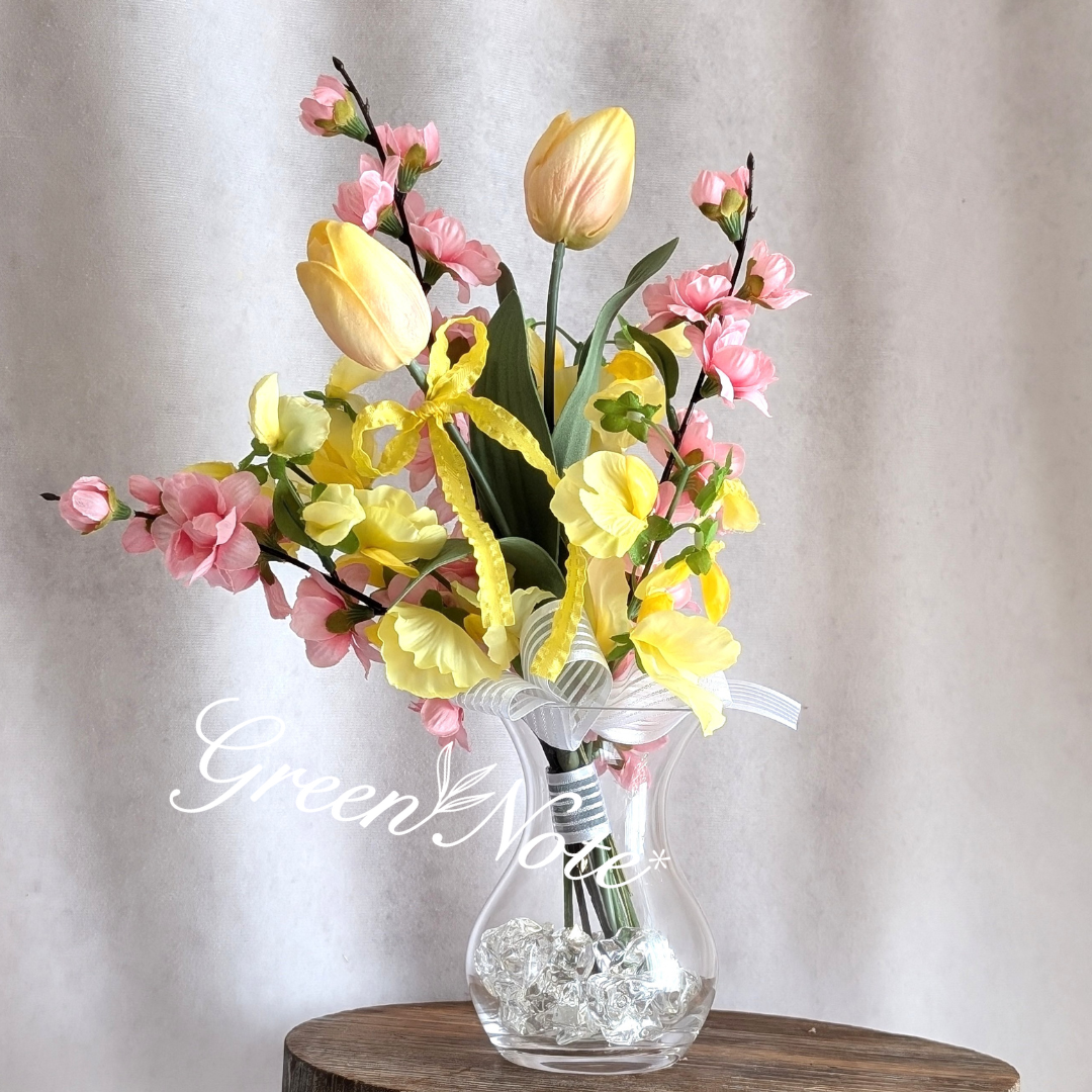 すぐに飾れる花瓶付きだから嬉しい！桃とチューリップ　スイートピーが華やかなアレンジメント