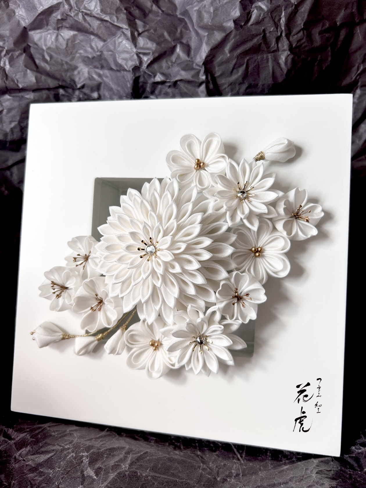 ギフト　アレンジ　インテリア　和室　お中元　ケース付き　お祝い　白　壁掛け　つまみ細工 着物 成人式　花　白無垢　結婚式