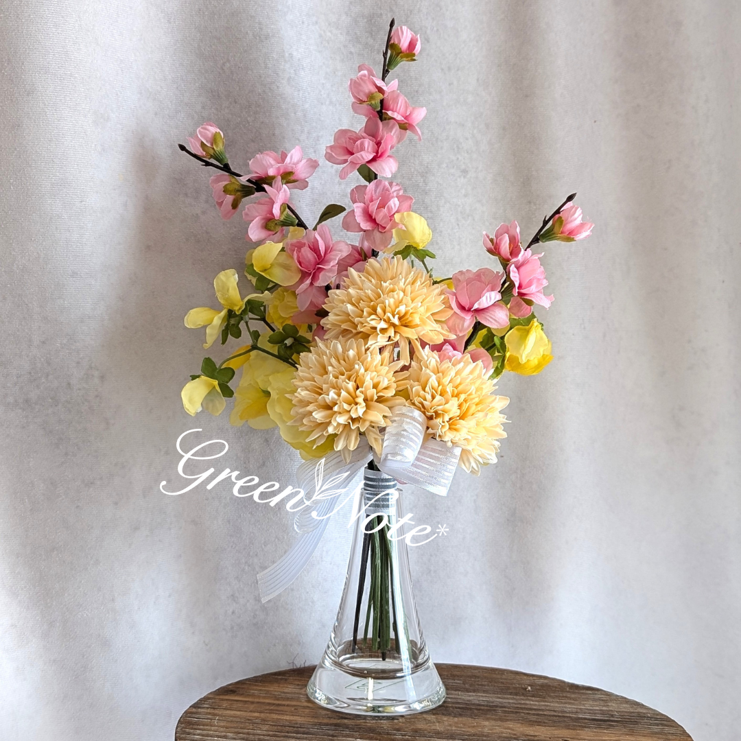 すぐに飾れる花瓶付きだから嬉しい！桃とマムにスイートピーが華やかなアレンジメント