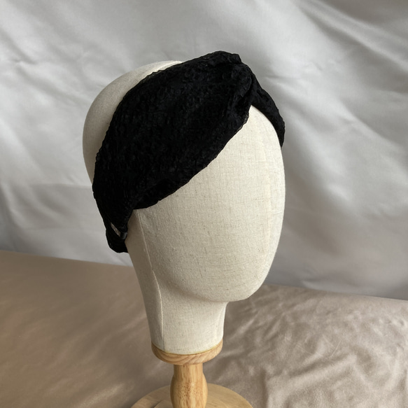 新‼【新感覚】シルクオーガンジーのクロスヘアバンド 〈結晶柄・黒〉 髪の悩みに! 快適 & モードな川俣シルク 3枚目の画像