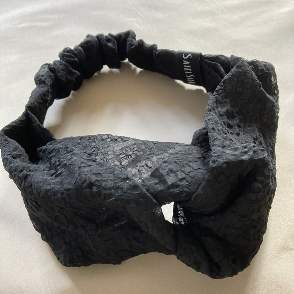 新‼【新感覚】シルクオーガンジーのクロスヘアバンド 〈結晶柄・黒〉 髪の悩みに! 快適 & モードな川俣シルク 2枚目の画像