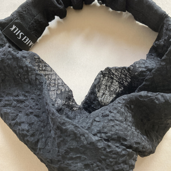 新‼【新感覚】シルクオーガンジーのクロスヘアバンド 〈結晶柄・黒〉 髪の悩みに! 快適 & モードな川俣シルク 5枚目の画像