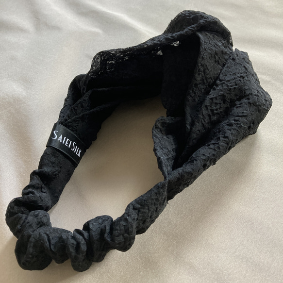 新‼【新感覚】シルクオーガンジーのクロスヘアバンド 〈結晶柄・黒〉 髪の悩みに! 快適 & モードな川俣シルク 6枚目の画像