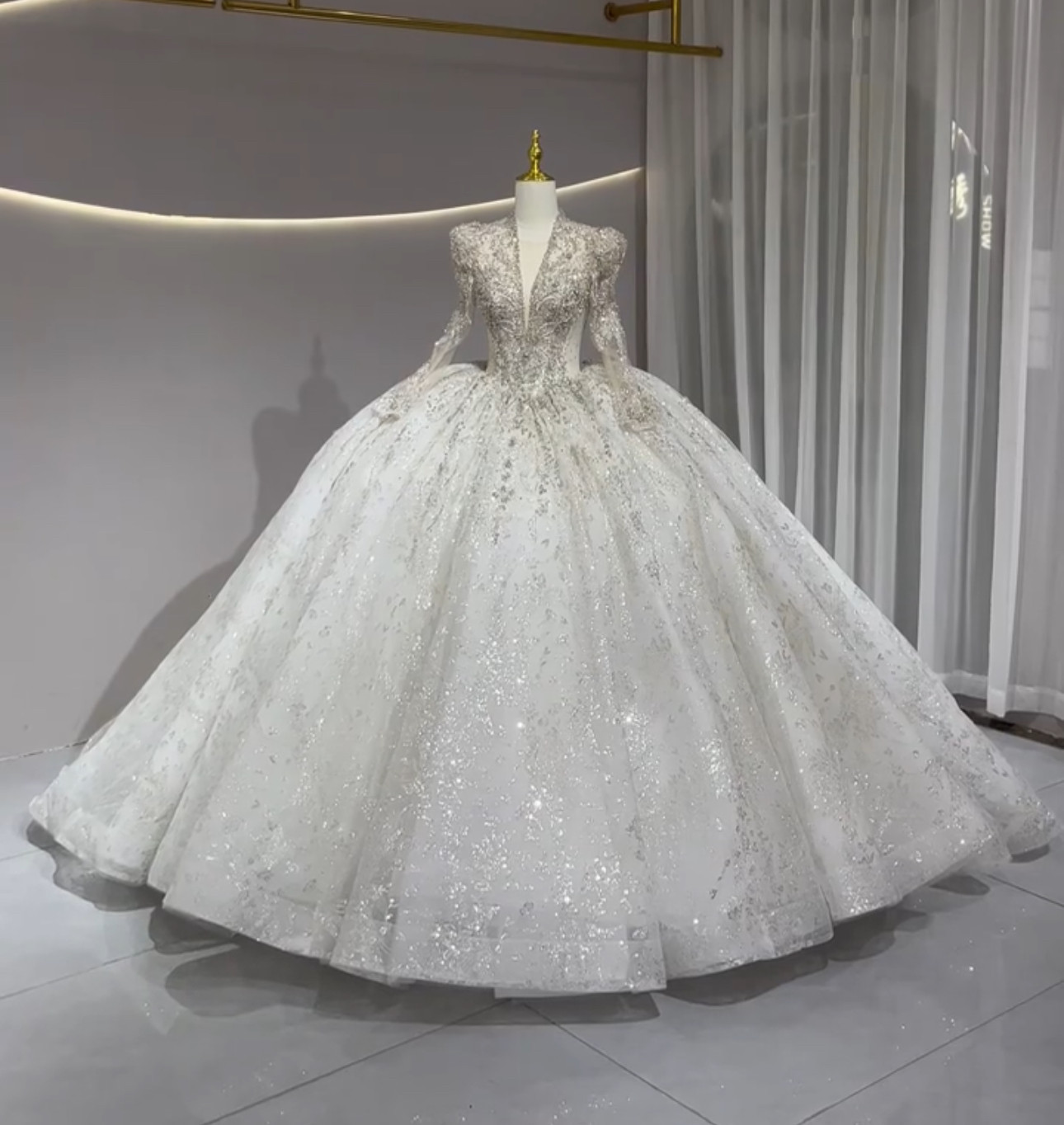 優雅　大人気　vネック　ビジュー付き　たっぷりストーン　女王派王道派　豪華なウェディングドレス　アンティーク　前撮り挙式