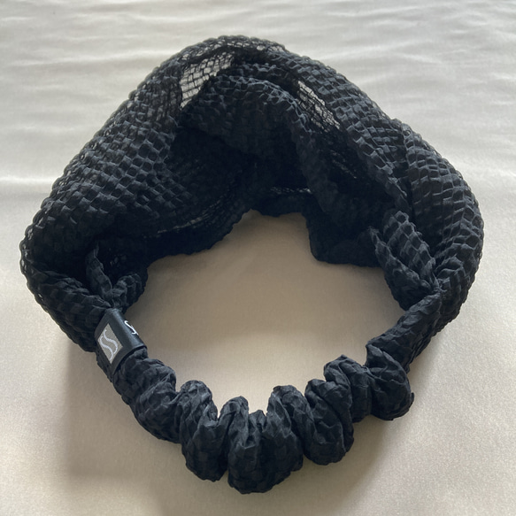 新‼【新感覚】シルクオーガンジーのクロスヘアバンド 〈シアサッカー柄・黒〉 快適! ふんわり軽やか  モードな川俣シルク 4枚目の画像