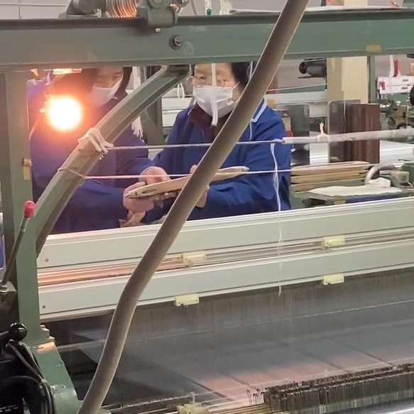 新‼【新感覚】シルクオーガンジーのクロスヘアバンド 〈シアサッカー柄・黒〉 快適! ふんわり軽やか  モードな川俣シルク 10枚目の画像